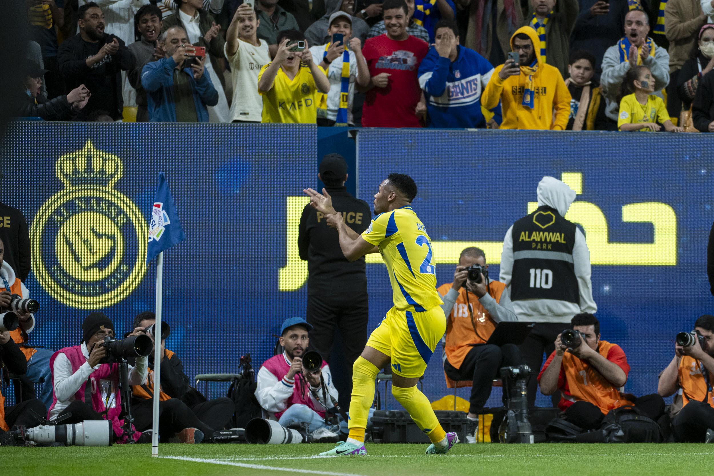 包含比赛取得胜利后,球员们欢庆胜利场面感人的词条 包含比赛取得胜利后,球员们欢庆胜利场面感人的词条