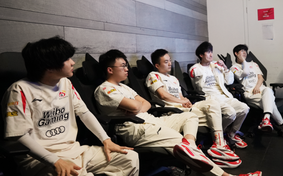 关于HKA血洗WBG，Deft关键团战开团秒人顶尖较量全球总决赛，让粉丝疯狂欢呼的信息