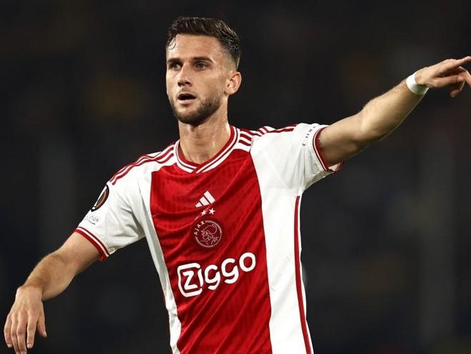 开云官网-阿贾克斯有意签下法甲新星，竞争激烈，掌声雷动